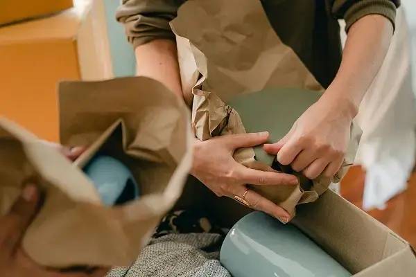 Vases emballés dans du papier kraft avant d’être placés dans un carton