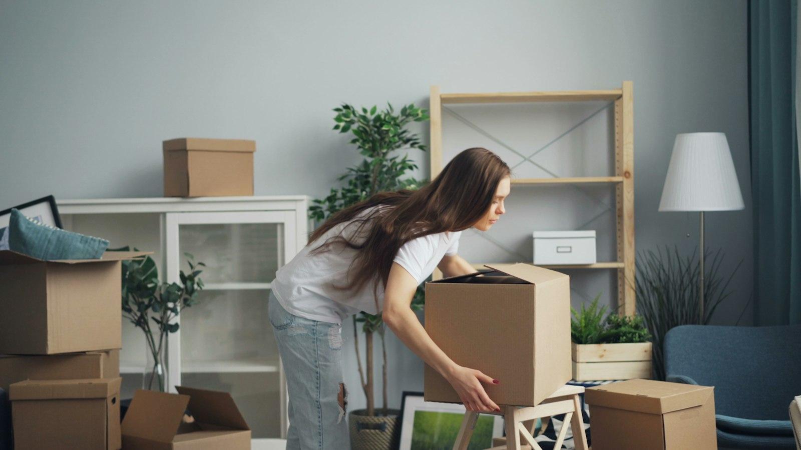 Cartons de déménagement ouverts dans un salon